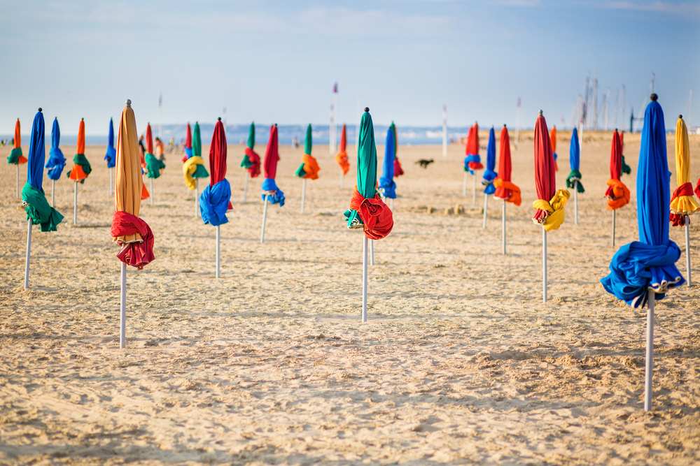 parasols de la plage de Deauville